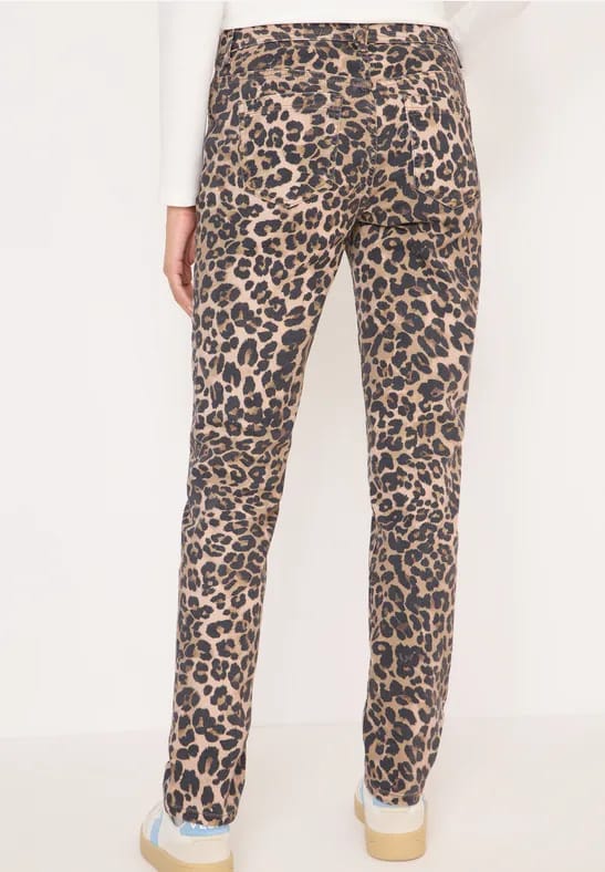 Jeans in leo look