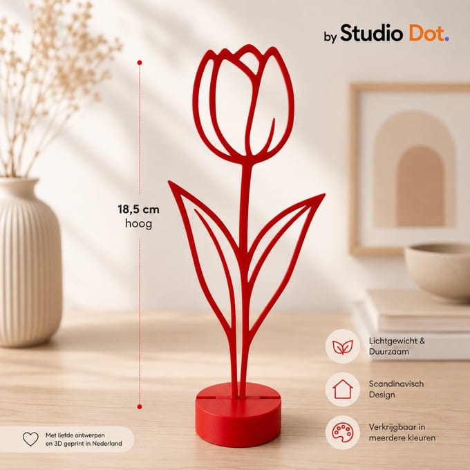 by Studio Dot. - Tulp Decoratie - Bloem Beeldje - Minimalistisch - 18,5 cm - Woonaccessoire - Interieuraccessoire - Cadeau - Bedankje - Inclusief Standaard - Rood