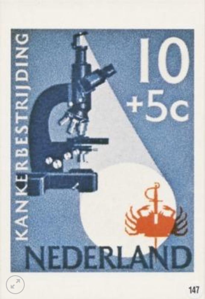 Briefkaart met afbeelding microscoop met het embleem van de Kankerbestrijding postzegel