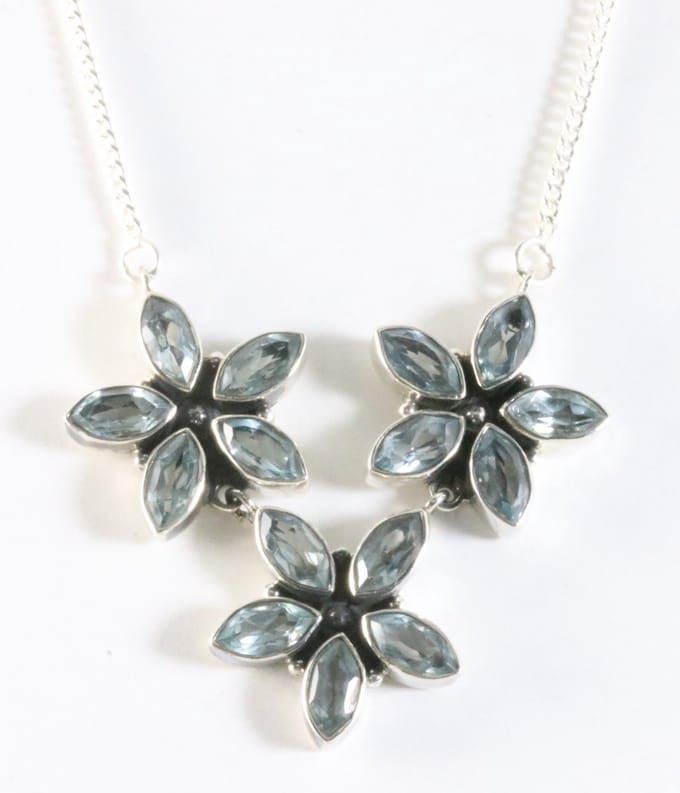 Zilveren ketting met blauwe topaas