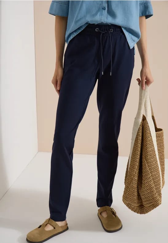 Mid Waist Slim Leg Hose in casual pasvorm