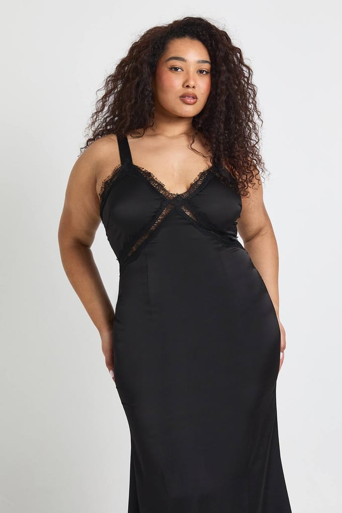 boohoo Dames Plus Satijnen Maxi Slip Jurk Met Kanten Afwerking | Zwart | Maat: 44