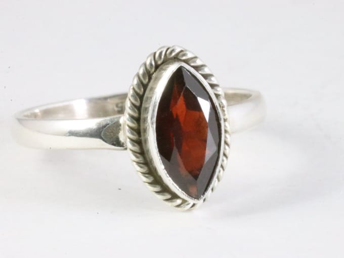Fijne bewerkte zilveren ring met granaat - maat 18