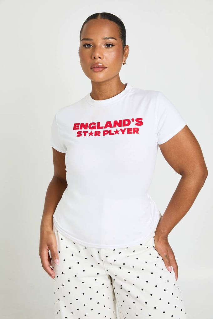boohoo Dames Plus Engeland's Ster Speler Print Baby Tee | Wit | Maat: 50