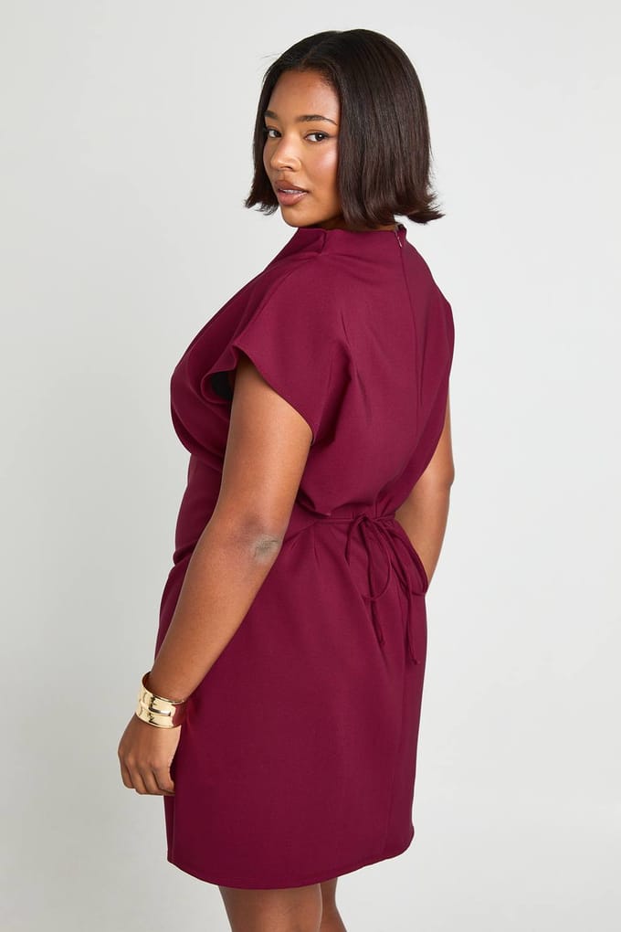 boohoo Dames Plus asymmetrische geraffelde capmouw shiftjurk | Berry | Maat: 28