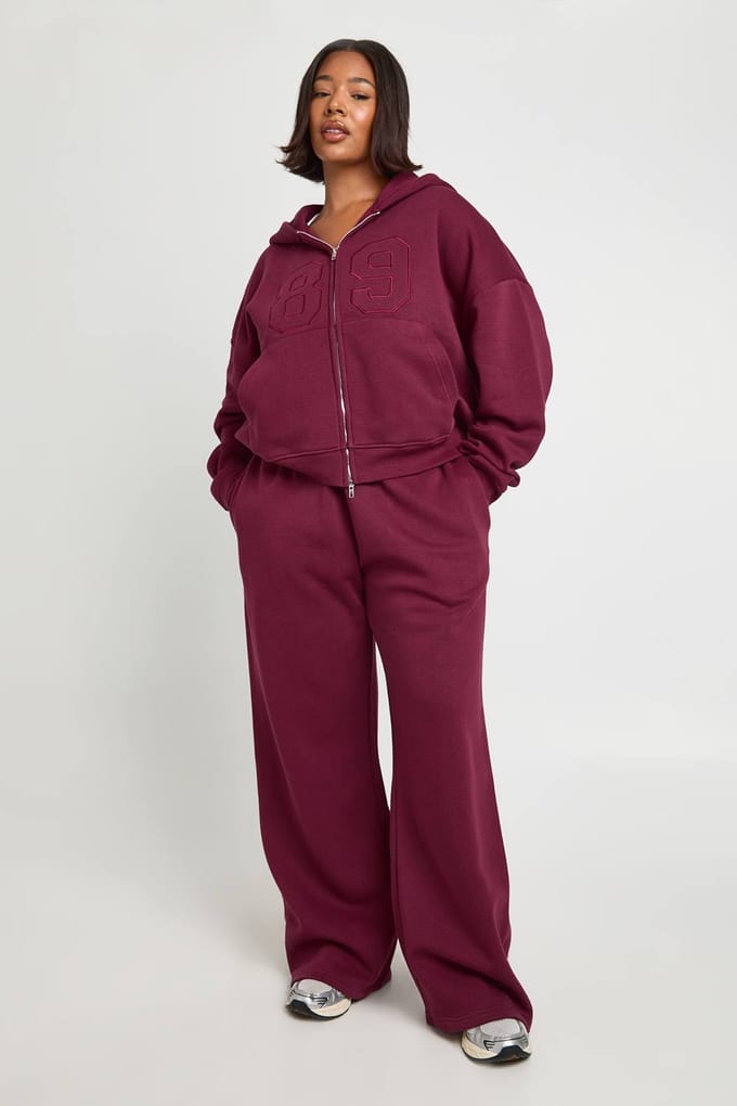 boohoo Dames Plus Applique 89 Zip Through Hoodie Trainingspak | Kersen | Maat: 48