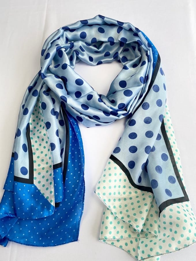 Sjaal modieus van glad materiaal 20% zijden met 80 % viscose