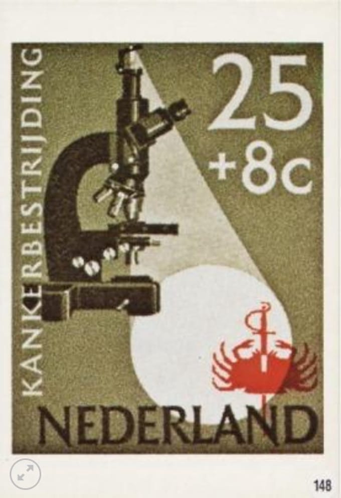 Briefkaart met afbeelding microscoop met het embleem van de Kankerbestrijding postzegel