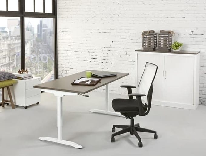 Slinger verstelbaar zit/zit bureau NLST breed 160CM diep 80 cm bladkleur Licht Eiken framekleur Wit (RAL9010)