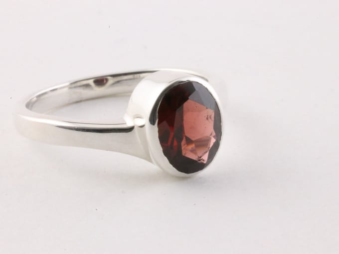 Zilveren ring met granaat - maat 16