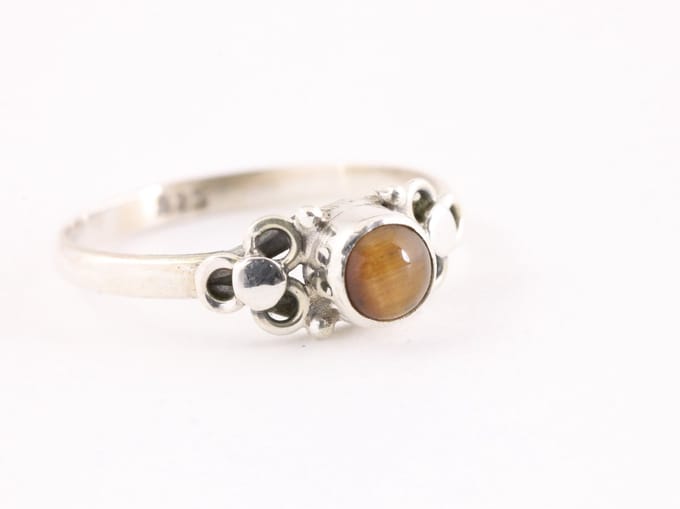 Fijne bewerkte zilveren ring met tijgeroog - maat 20