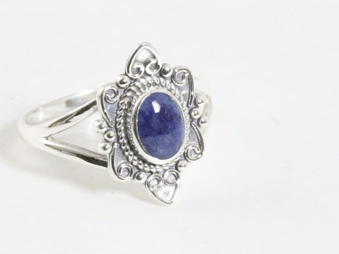 Fijne bewerkte zilveren ring met blauwe saffier - maat 19