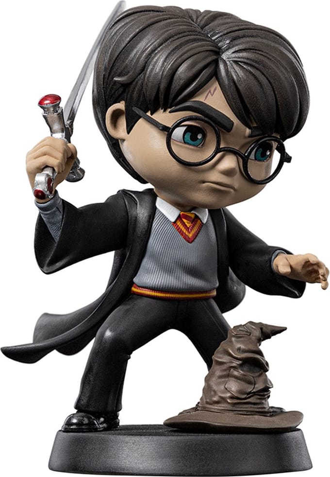 Iron Studios Harry Potter - MiniCo Figuur - Harry Potter met het zwaard van Gryffindor