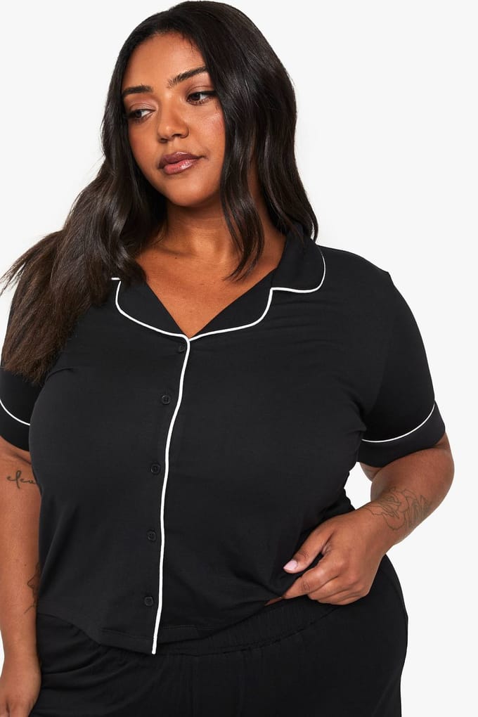 boohoo Dames Plus Super Soft Modal Kortmouwenhemd & Korte Pyjama Set | Black | Maat: 16