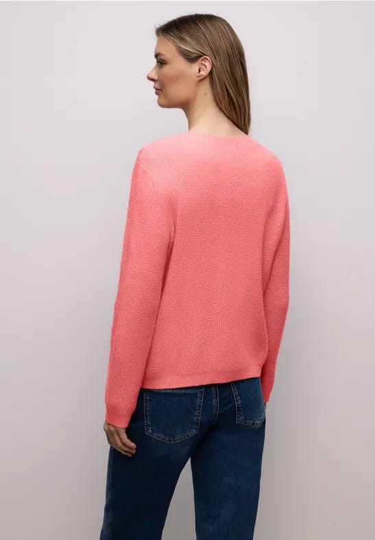 Trui met knoopdetail