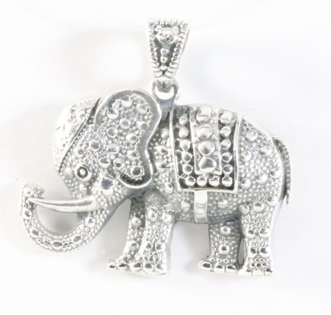 Bewerkte zilveren olifant hanger