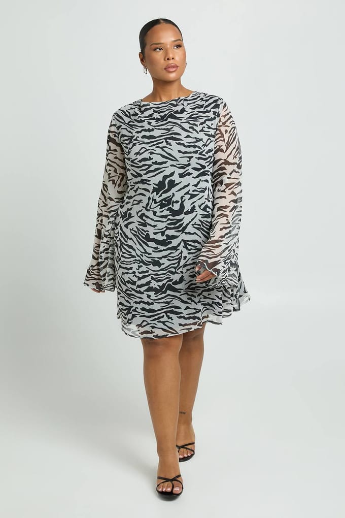 boohoo Dames Plus zebra bedrukt chiffon mini-jurk met uitlopende mouwen | Black | Maat: 18