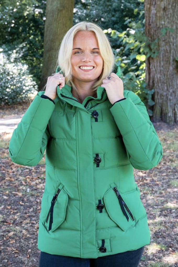 Korte dames winterjas - Gewatteerd en getailleerd - Felgroen - Maat 40