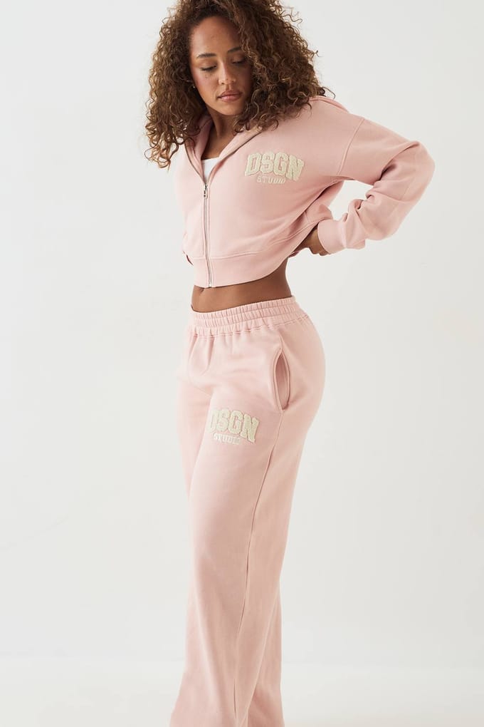 Dames DSGN Studio Badstof Applique Rechte Pijp Jogger | Lichtroze | Maat: 2XL