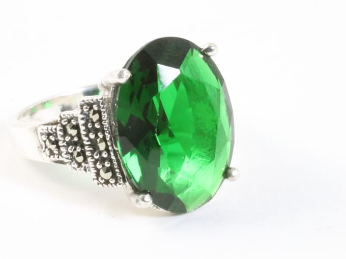 Zware zilveren ring met groene saffier en marcasiet - maat 18