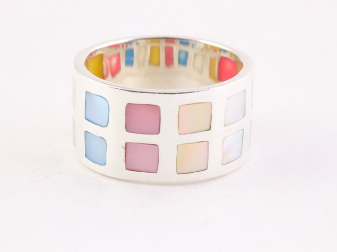 Brede zilveren ring met veelkleurige schelp - maat 20