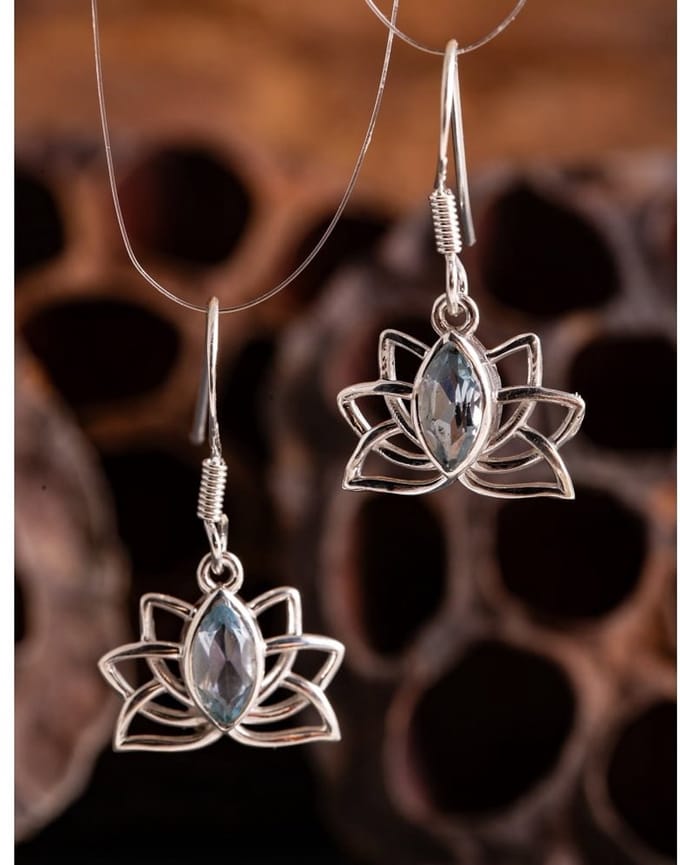 Oorbellen Lotus met topaas