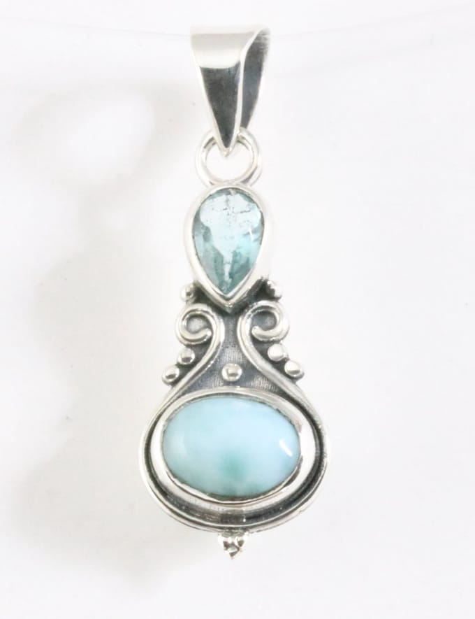 Fijne bewerkte zilveren hanger met larimar en blauwe topaas