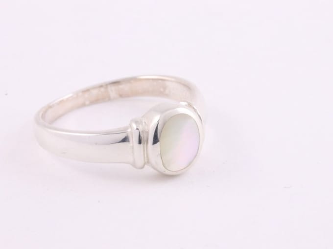 Fijne zilveren ring met parelmoer - maat 17