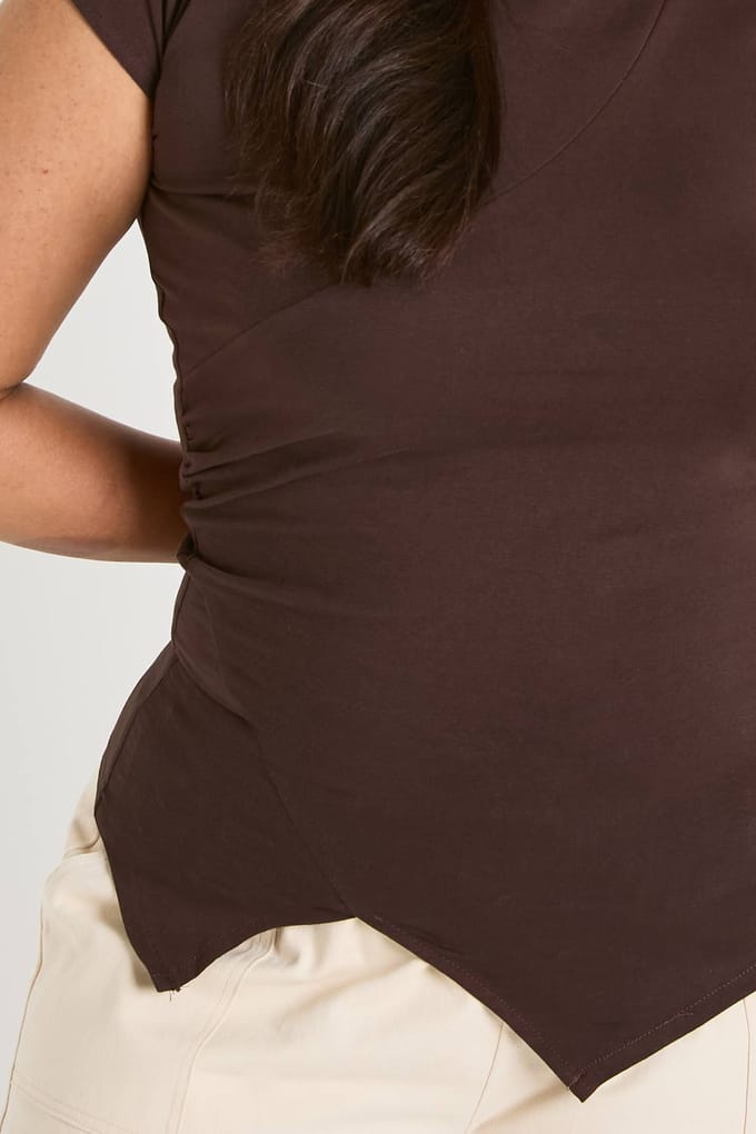 boohoo Dames Plus top met gerimpelde zijkanten, V-hals en capmouwen | Chocoladebruin | Maat: 44