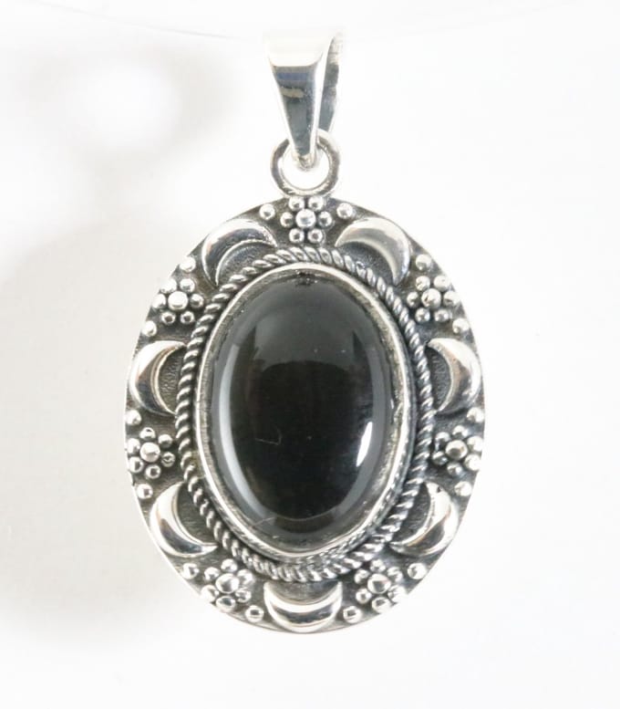 Bewerkte zilveren hanger met onyx