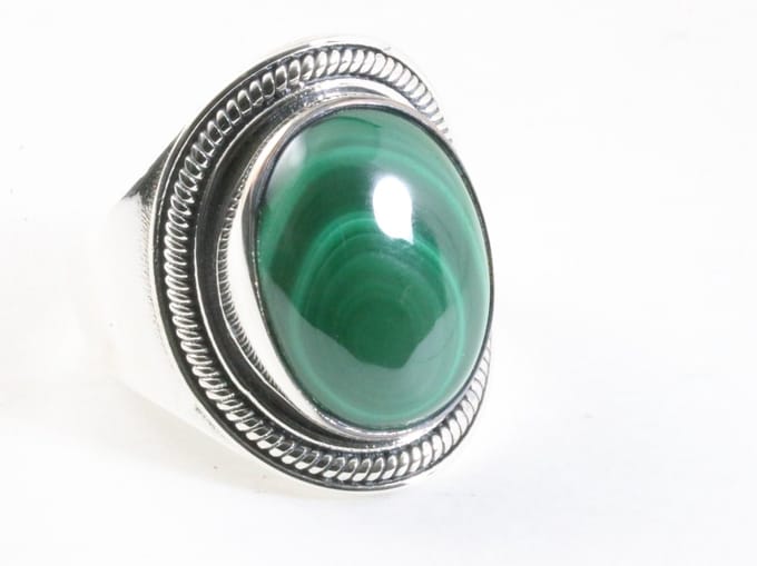 Bewerkte zilveren ring met malachiet - maat 20