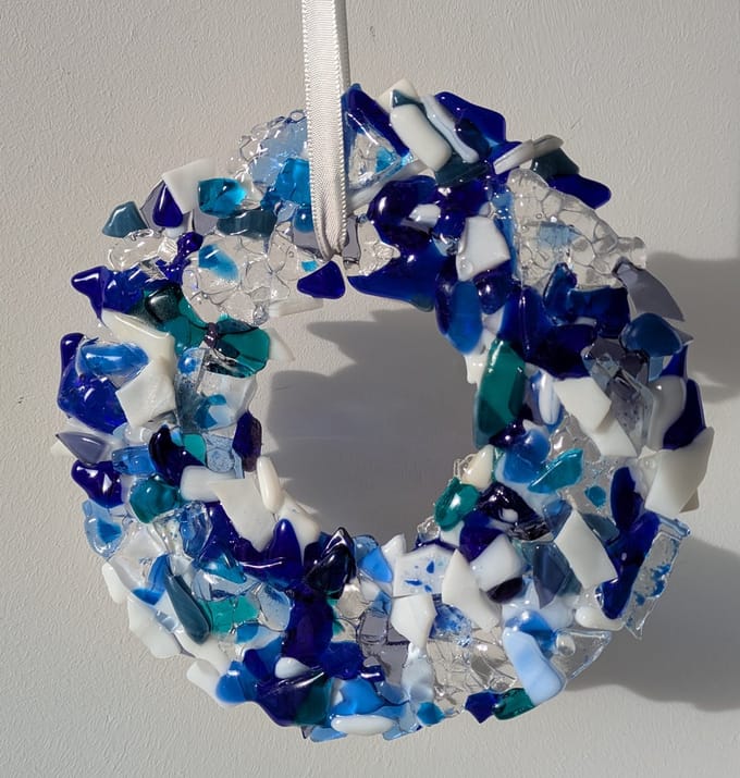 Decoratieve handgemaakte Kerstkrans van glas blauw 2
