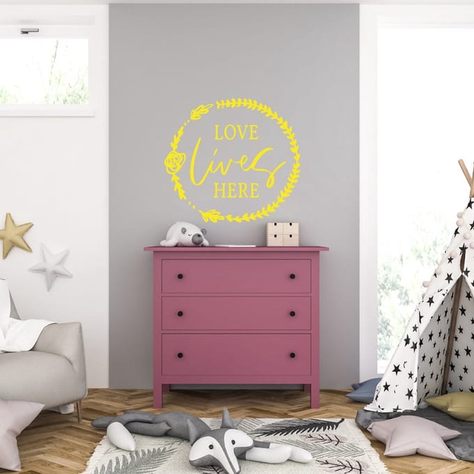 Muursticker - Love Lives Here - 40,6 x 44,1 - Geel