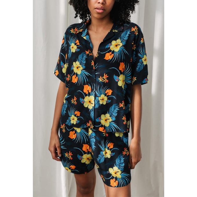 TWOTHIRDS Medvezhi - Hibiscus Größe: S | Kurze Sporthosen Outlet | Damen