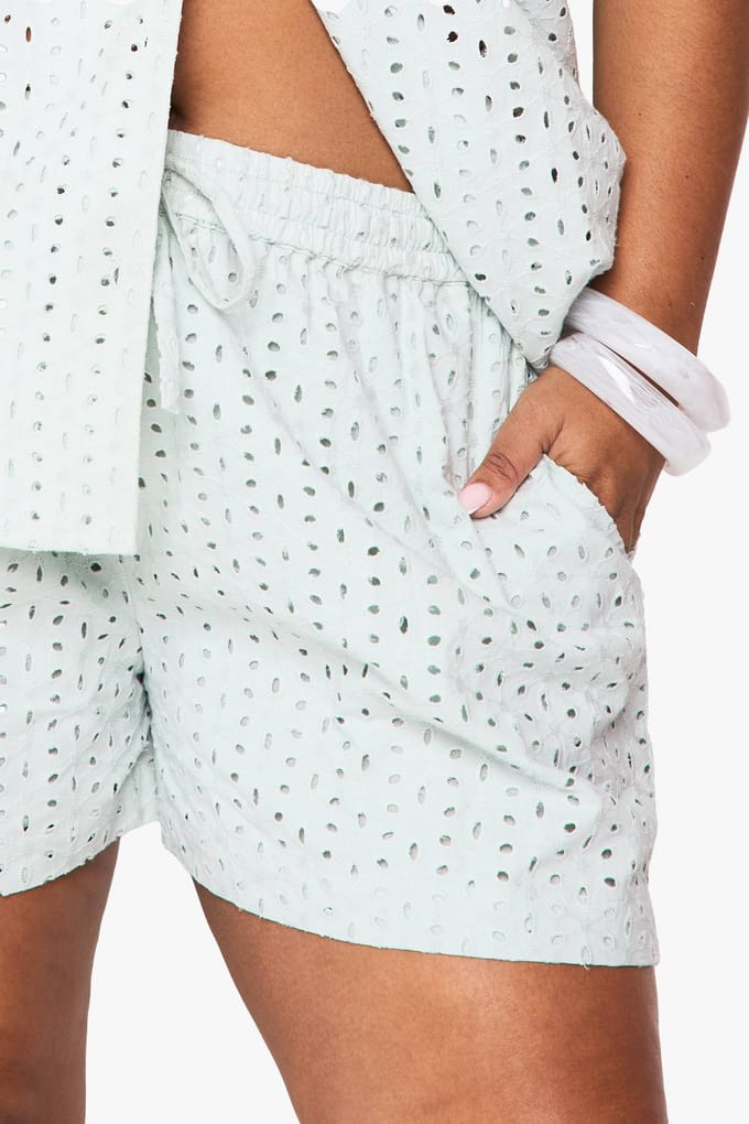 boohoo Dames Plus Broderie Flippy Short | Mint | Maat: 26