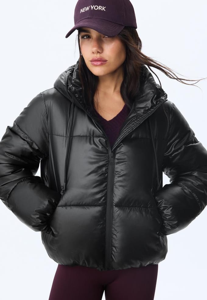 Stradivarius Gewatteerd metallic jack met capuchon  Zwart S