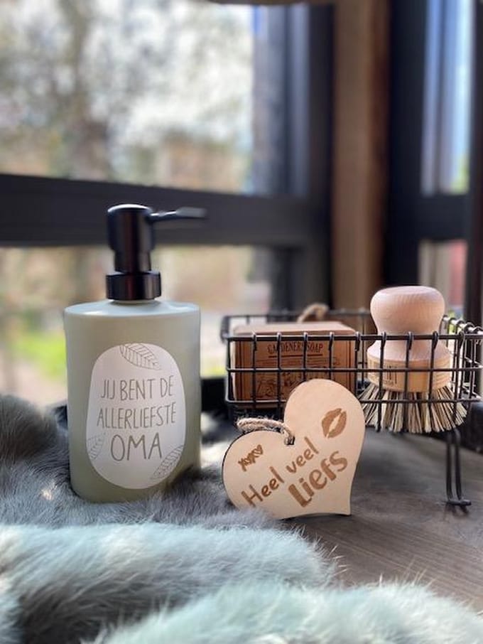Creaties van hier - zeeppompje oma met houten hartje - glas