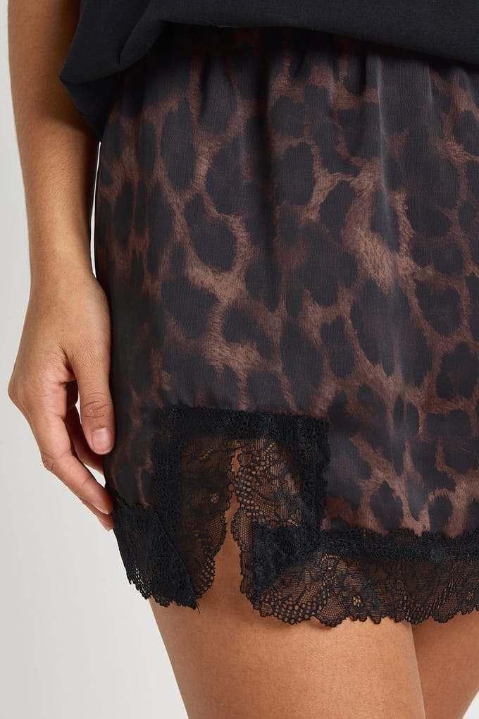 boohoo Dames Leopardensatin mini-rok met kanten afwerking | Maat: 6