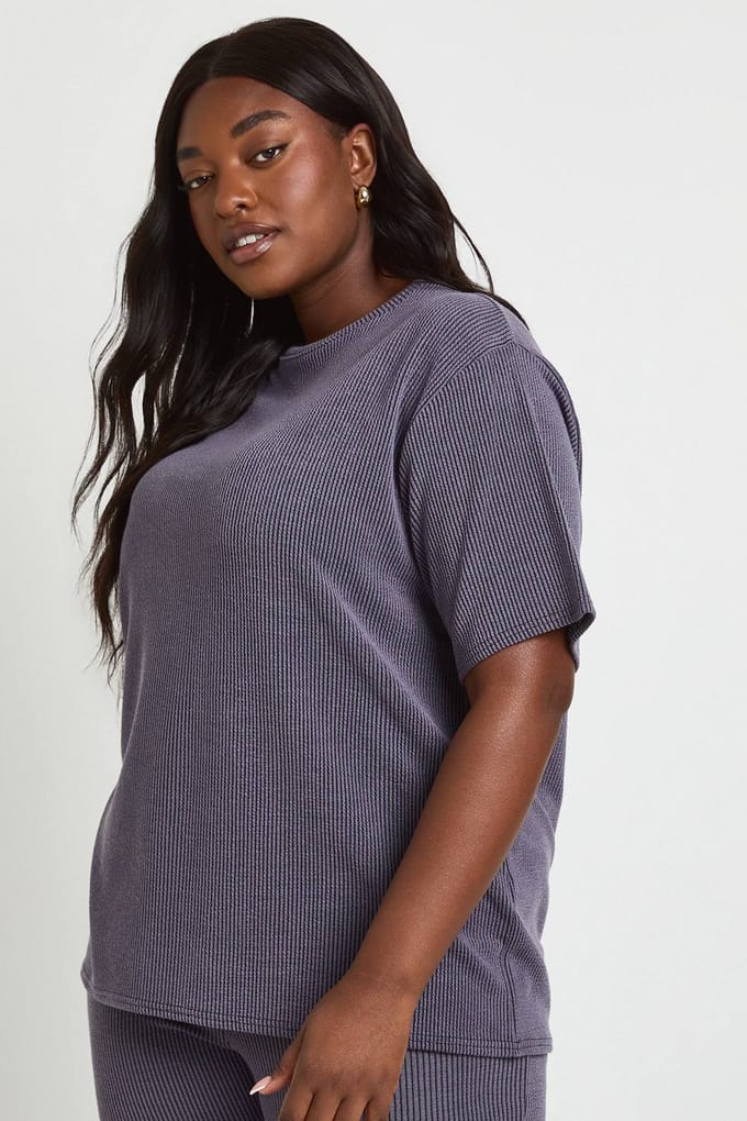 boohoo Dames Plus Tweetonige Geribbelde Oversized Top & Wijduitlopende Broek Coordinatenset | Houtskool | Maat: 52