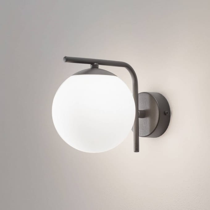 Domiluce Aurora wandlamp, zwart, glas, 17 cm hoog, globe, E14