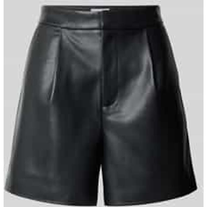 Korte broek in leerlook met achterzakken