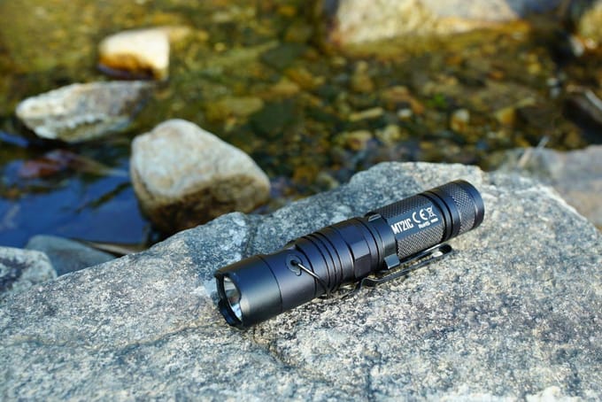 NiteCore zaklamp MT21C Cree XP-L HD V6 LED met kantelbare kop - Zwart