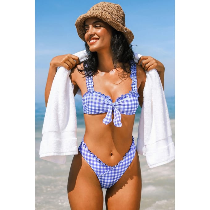 Bikini set met ruitjespatroon en het hoofd in de wolken