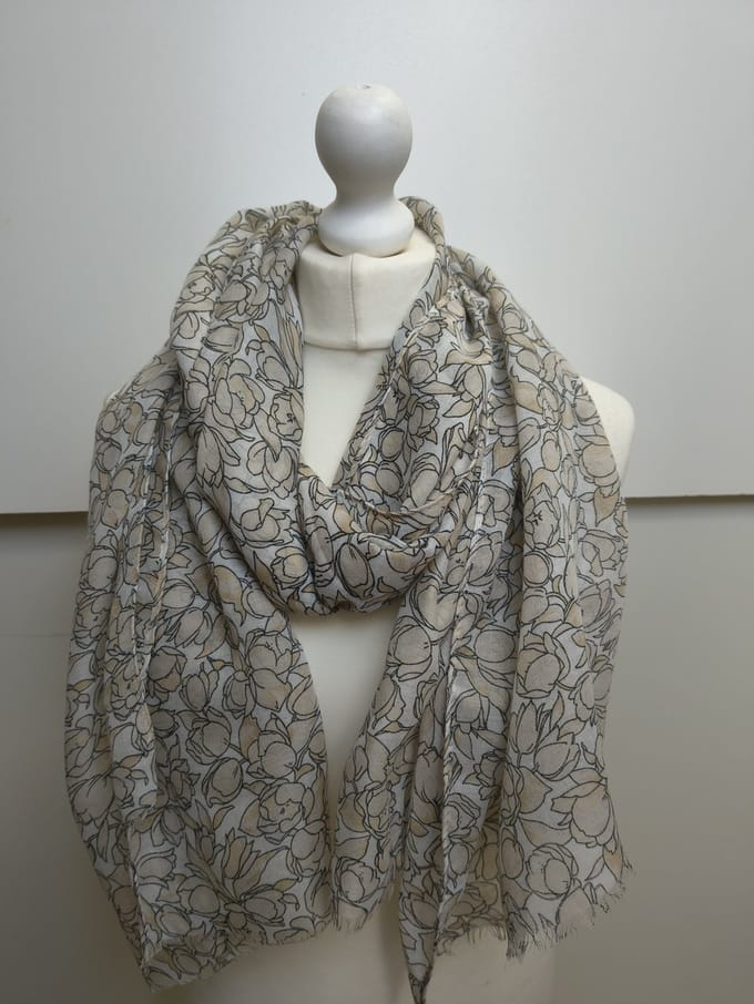 Lange dames sjaal Riena-gebloemd motief-beige wit zwart