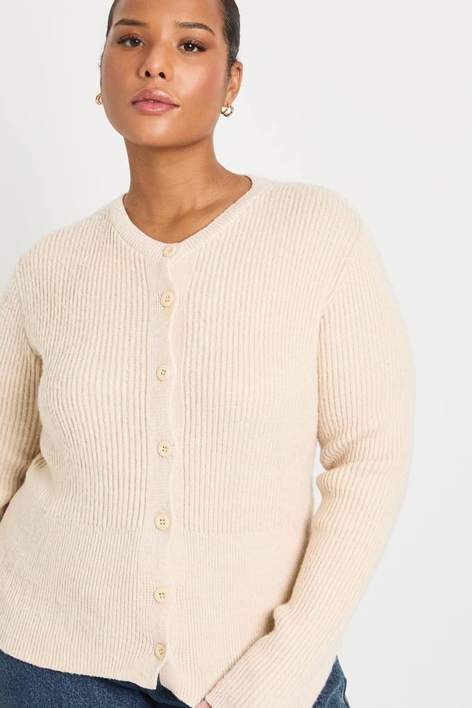 boohoo Dames Plus Getailleerde Button Down Zachte Cardigan | Stone | Maat: 28
