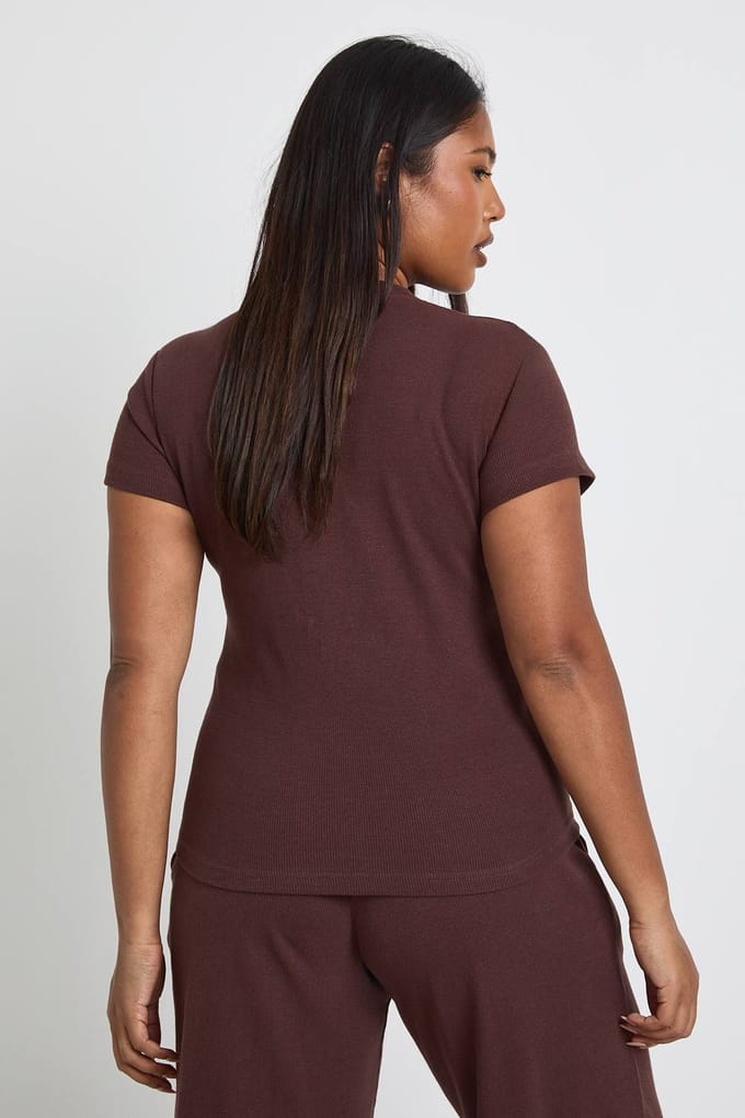 boohoo Dames Plus Basic Geribbelde Korte Mouw Getailleerde Top | Chocoladebruin | Maat: 44