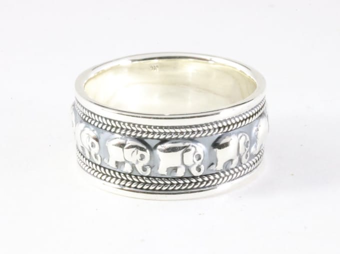 Brede zilveren ring met olifanten - maat 21