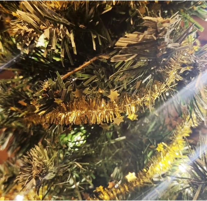 Kerstslinger - 2x - goud - kunststof/plastic - 3,5 cm x 700 cm - kerstdecoratie