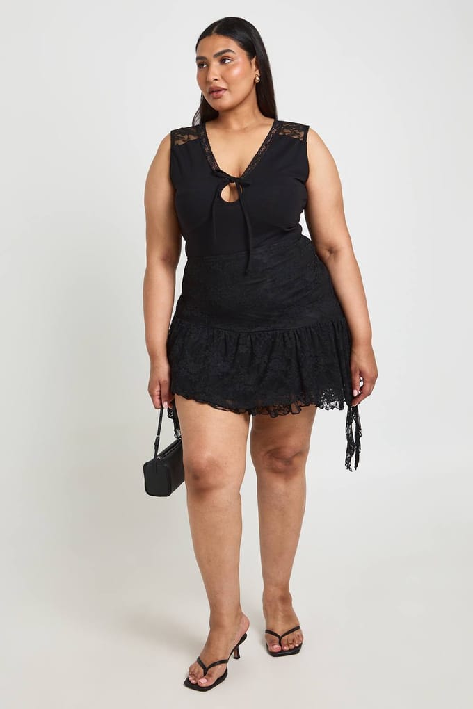boohoo Dames Plus Kanten Afwerking Strik Keyhole Body | Black | Maat: 28