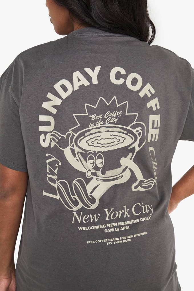 boohoo Dames PLUS SUNDAY COFFEE CLUB OVERSIZED PRINTED T-SHIRT | Houtskool | Maat: 48